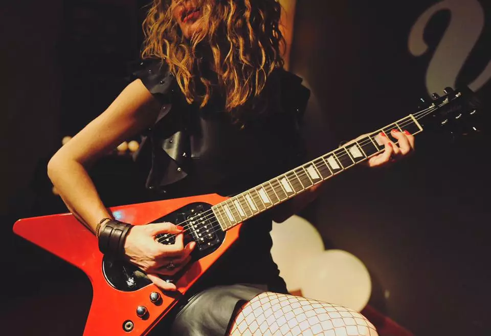 The core module of the Revolution guitar is fashioned from maple, with a 22-fret maple neck