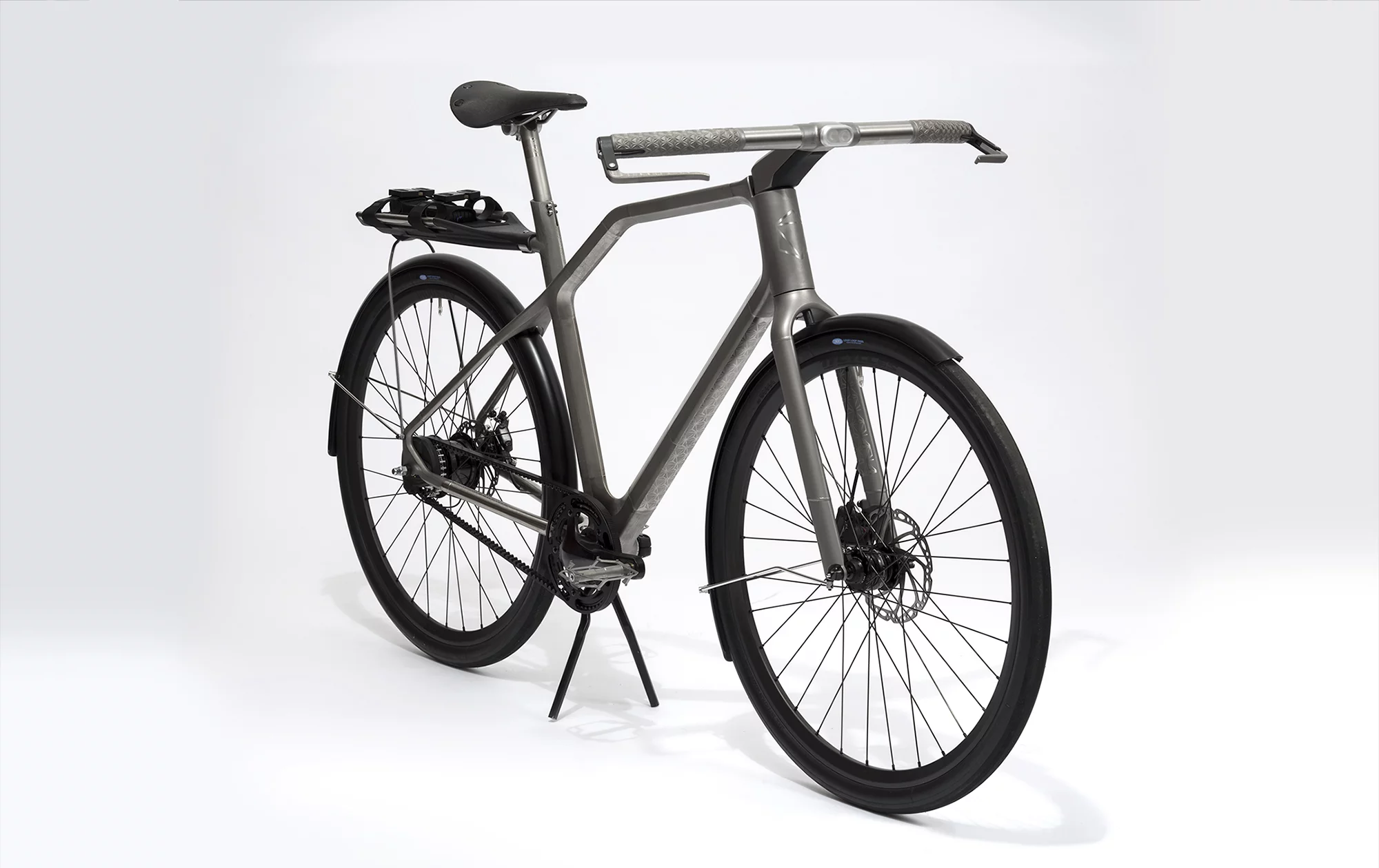 The Solid also features dynamo-powered sensor-activated lighting, electronic shifters, an embedded GPS module to track it if it gets stolen