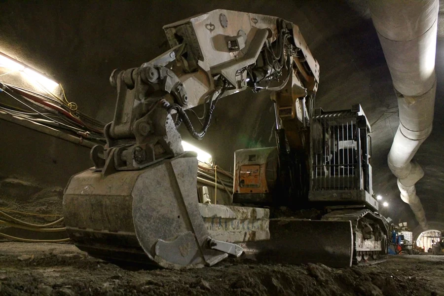One of the diggers involved in the construction works at Farringdon (Photo: Stu Robarts/Gizmag)
