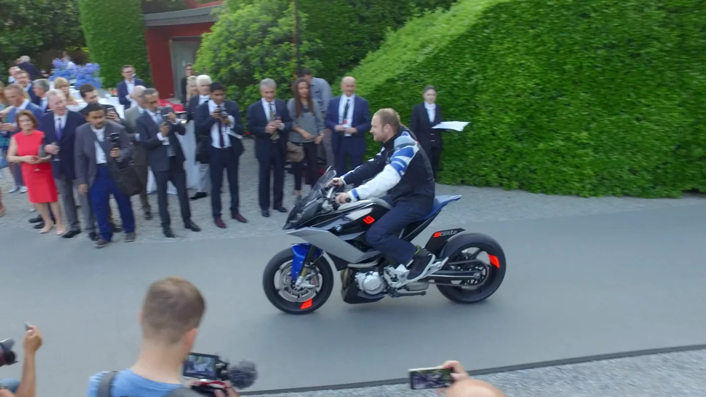 The BMW Motorrad Concept 9cento (pronounced ‘nove cento’)
