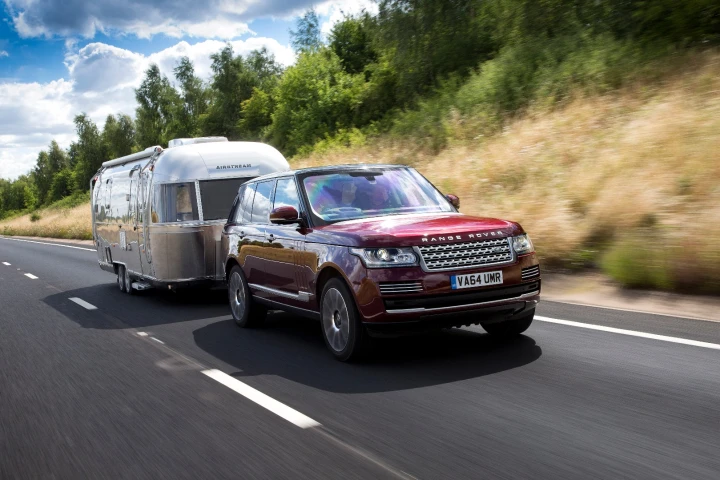 The Transparent Trailer uses video feeds from the car's surround camera system together with another digital wireless camera installed in the rear of a trailer, caravan, or horsebox