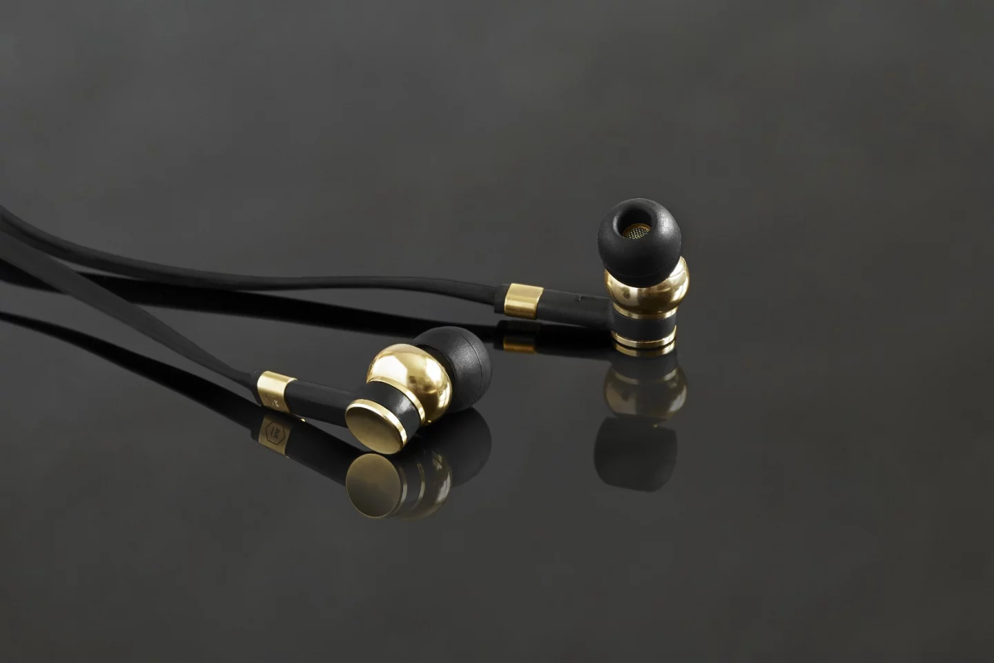 The ME05 earphones pack Master & Dynamic's customed-tuned 8-mm neodymium drivers