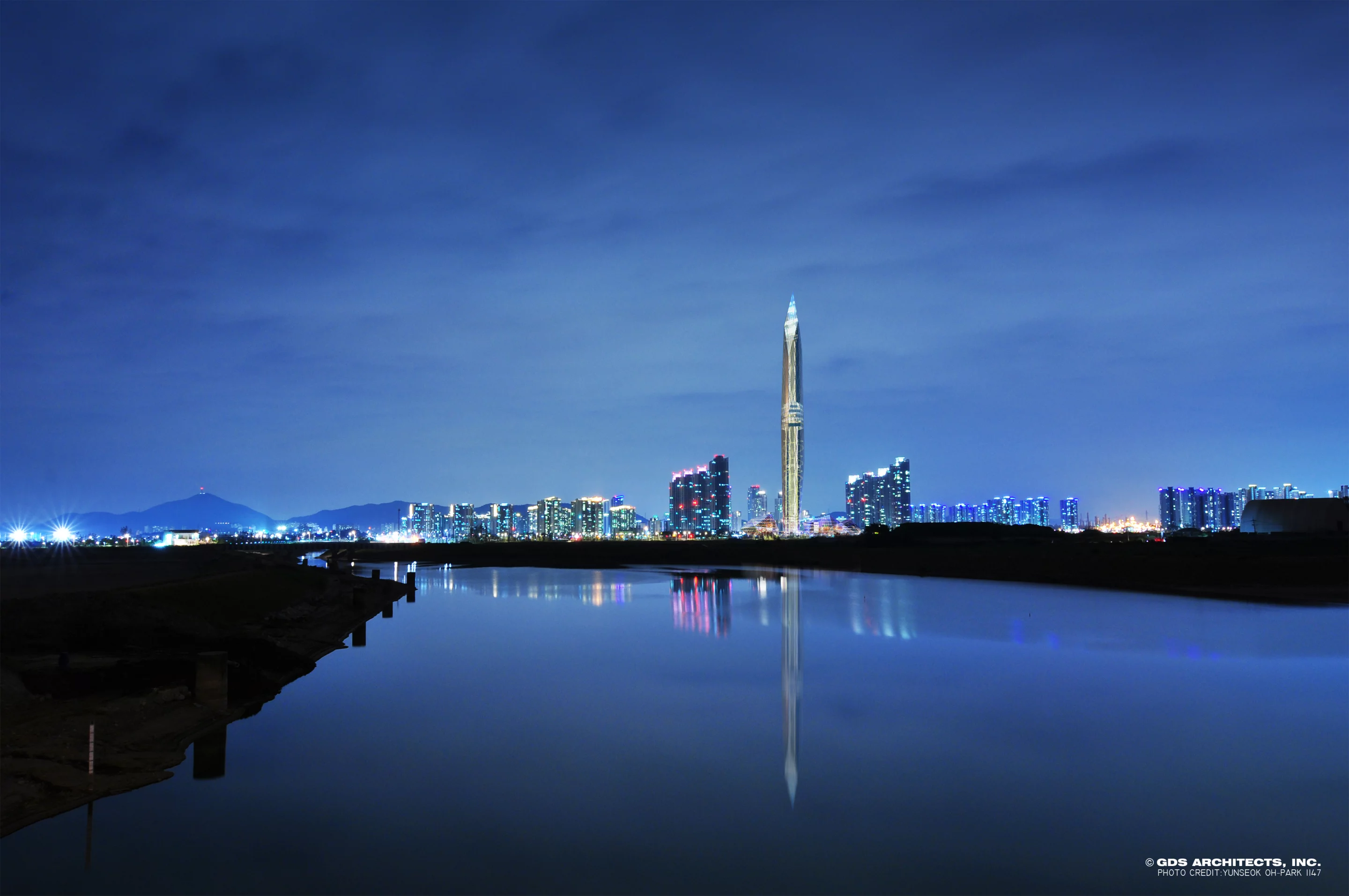 Tower Infinity will boast a breathtaking Outdoor Viewing Roof Deck located 397 meters (1302 ft) above the ground