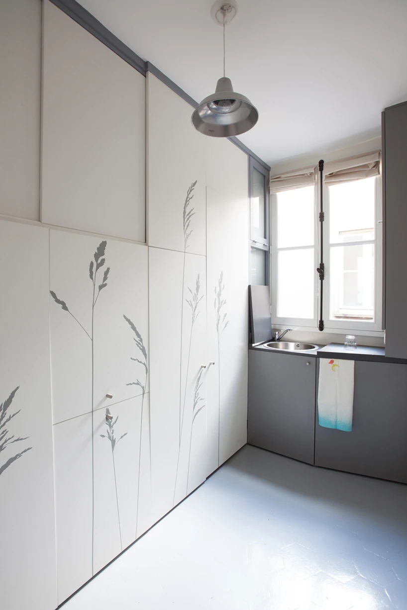 There is a small kitchenette at one end of the room (Photo: Fabienne Delafraye)