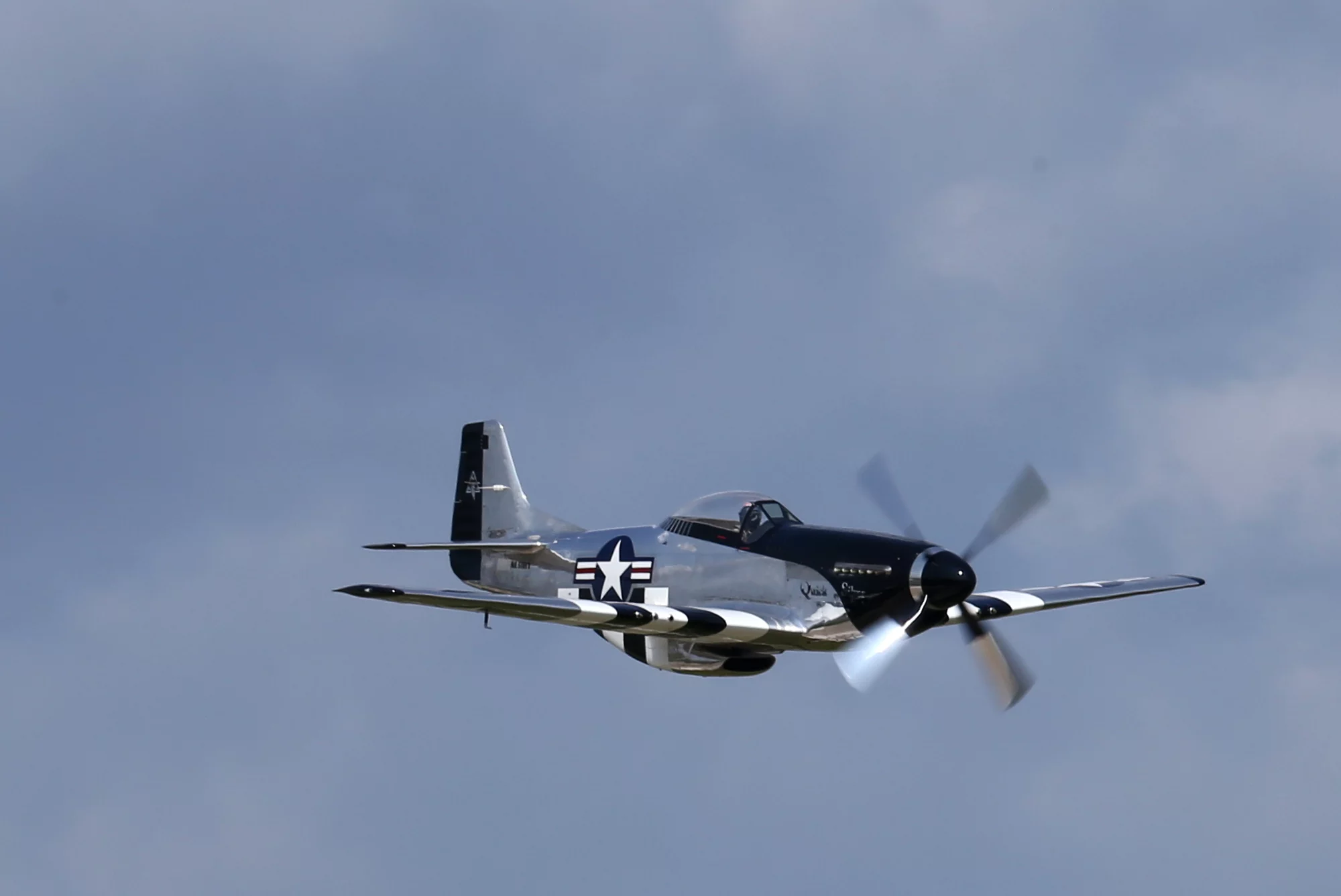 P-51 Mustang running maneuvers past the EAA crowd (Photo: Angus MacKenzie/Gizmag.com)