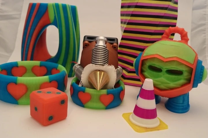 The Diamond Hotend is a new type of 3D printer extruder that prints in multiple colors from a single nozzle