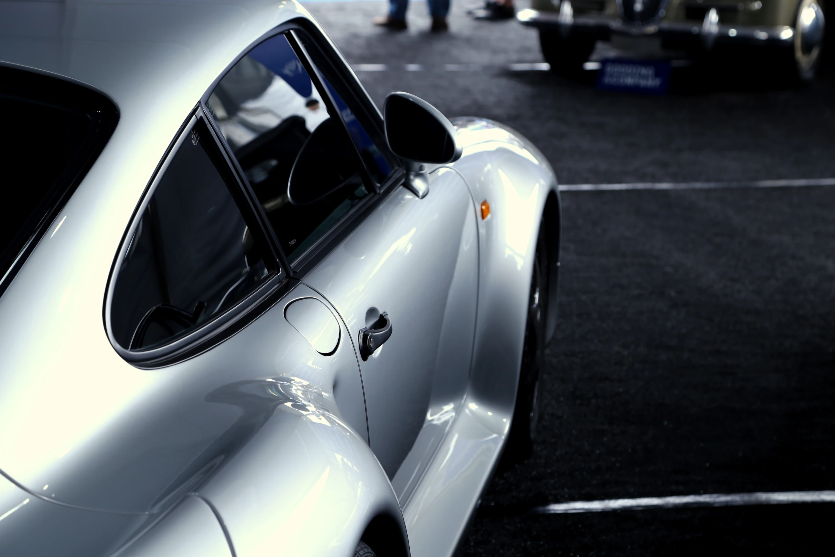 Looking up the sculpted flanks of a 1988 Porsche 959 Komfort in the Gooding & Co tent (Photo: Angus MacKenzie/Gizmag.com)