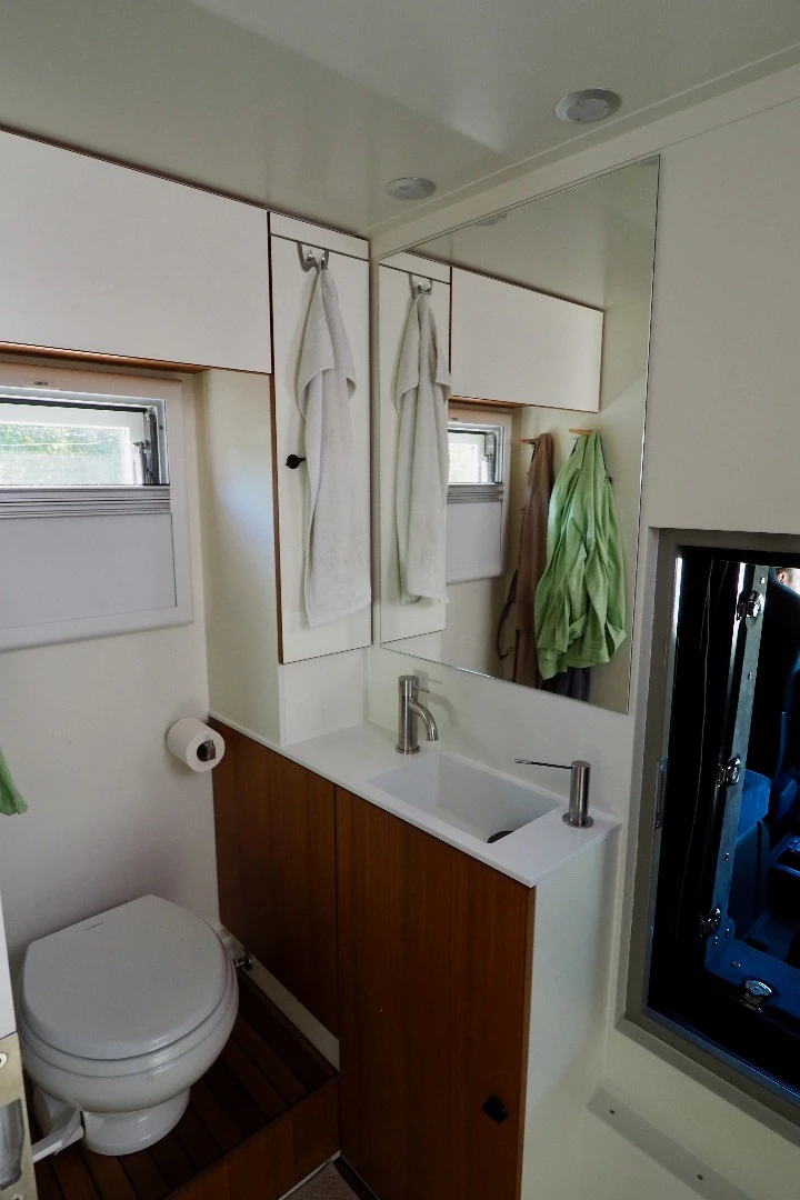 A peek in the toilet room and pass-through to the right