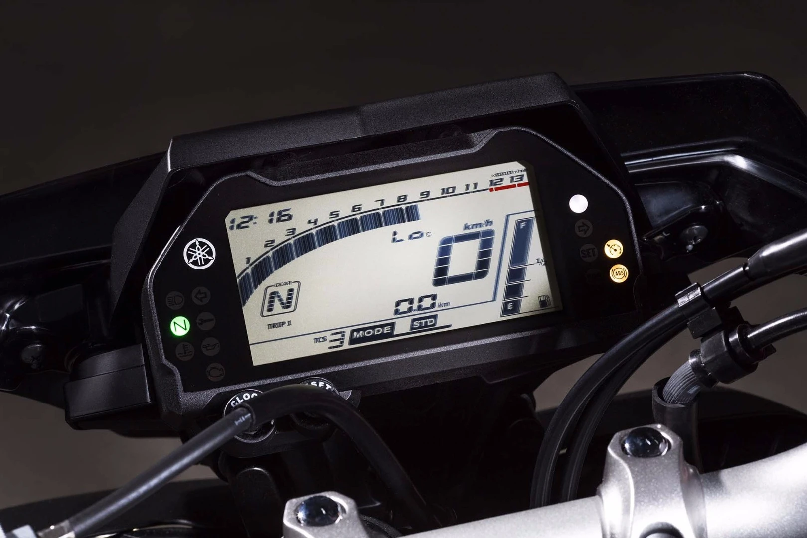 Yamaha MT-10: simple LCD dash looks uncluttered