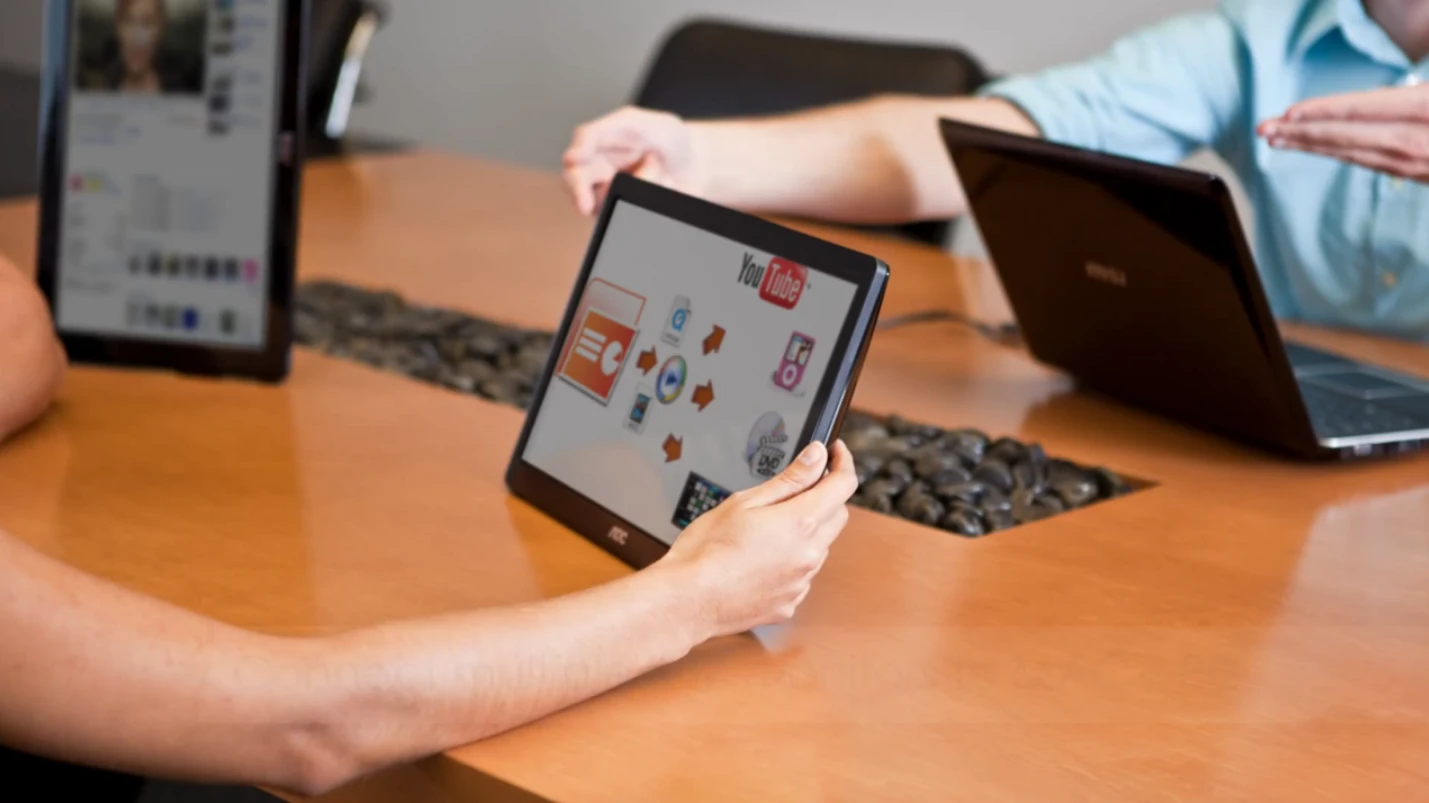 AOC's E1649FWU 15.6 inch USB display