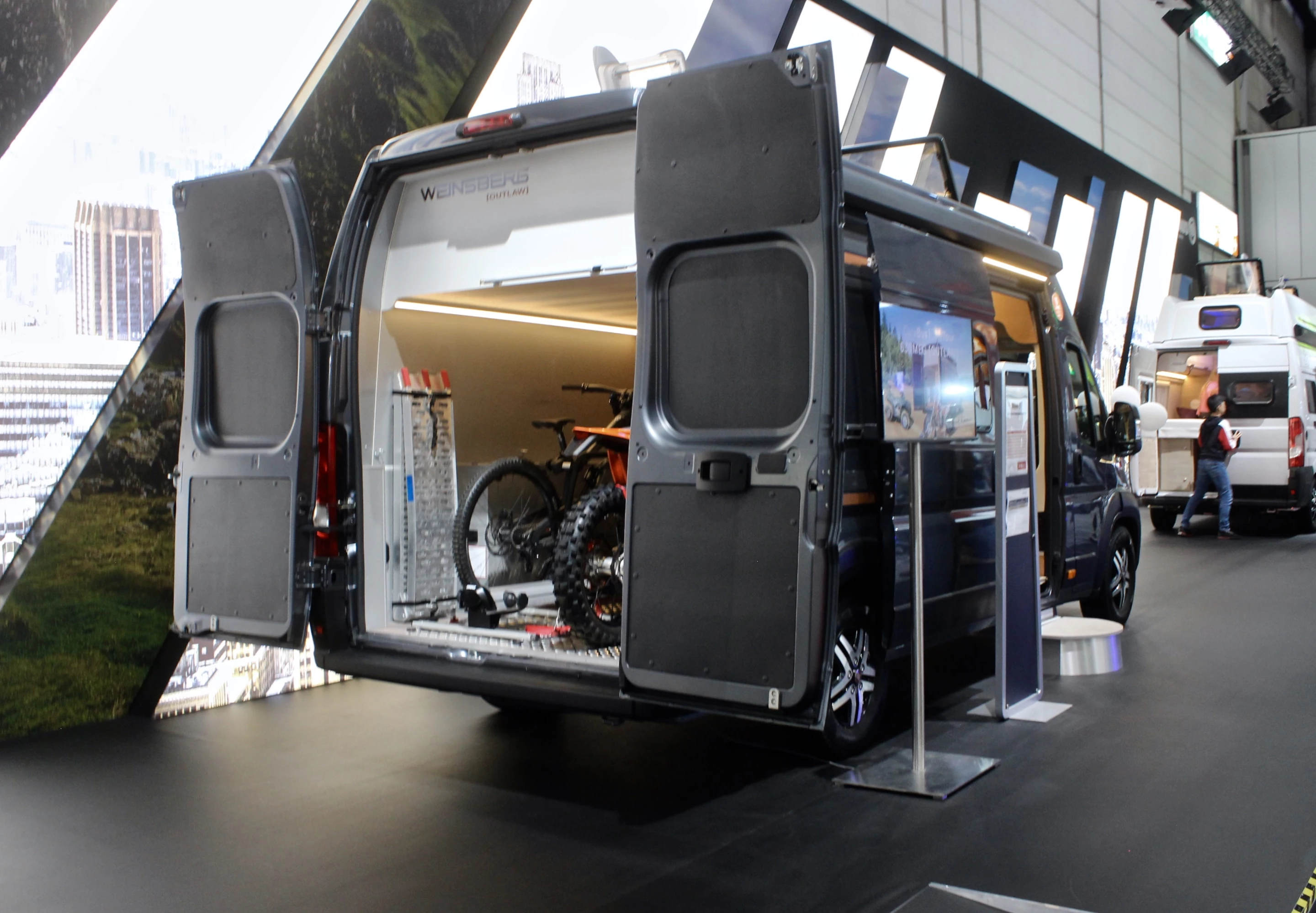 Weinsberg shows the CaraBus 630 MEG Outlaw at the 2019 Düsseldorf Caravan Salon