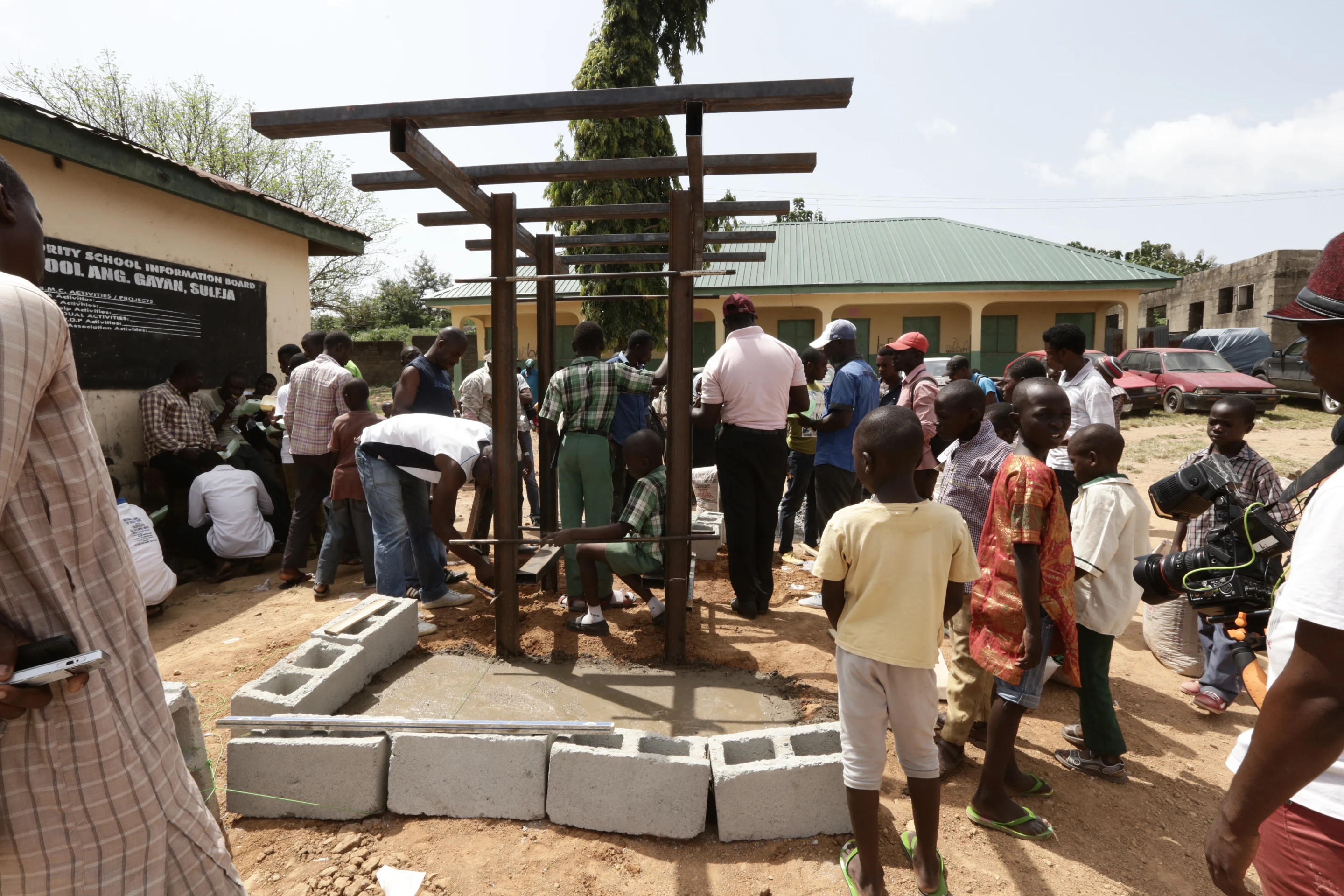 The Hello Hub team doesn't just roll in and build the kiosk for the community, but rather involves everyone in the process (Photo: Tom Saater)