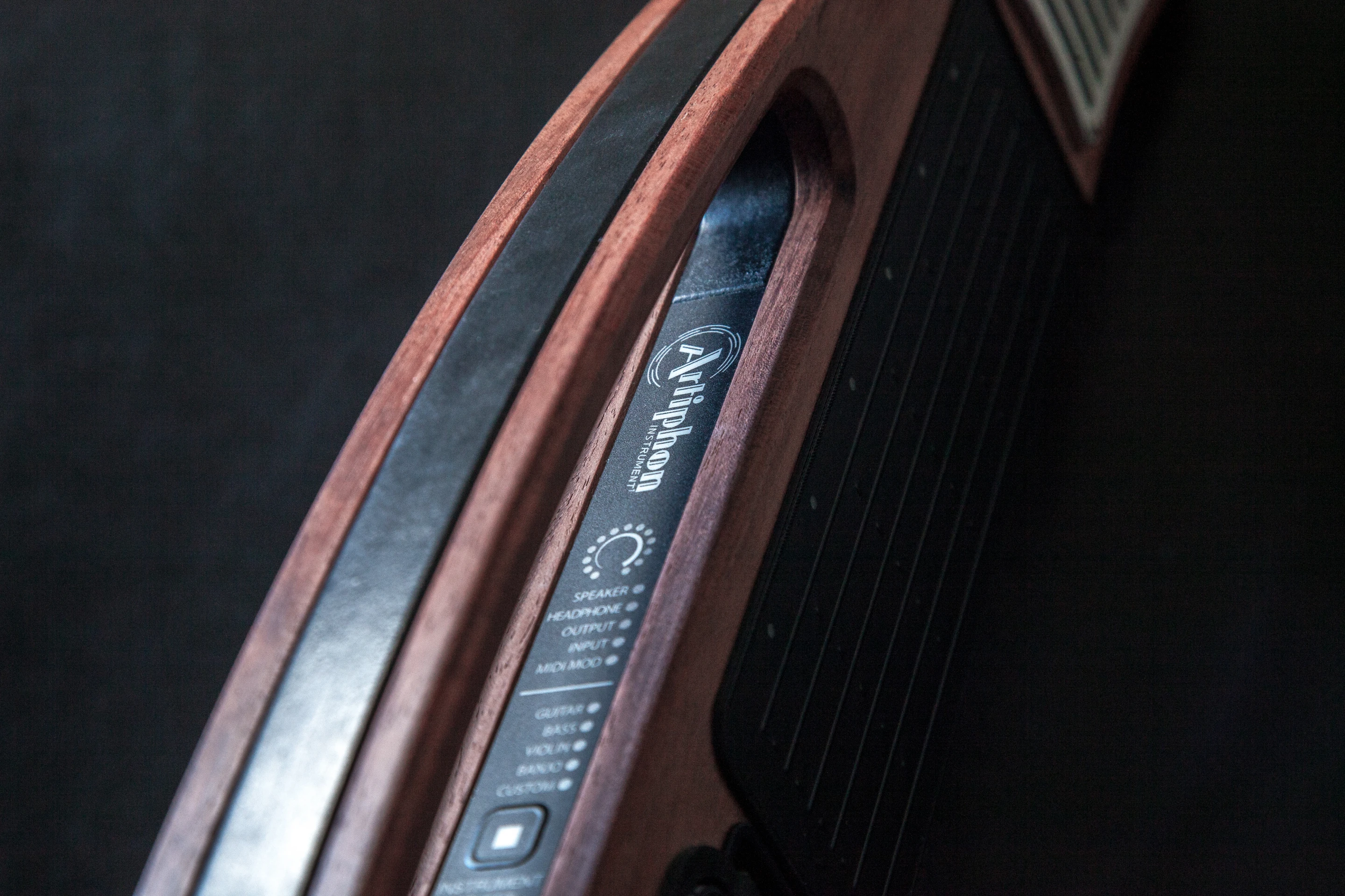 Touch controls along the inner handle edge are used to set the behavior of the strum section and fretboard interfaces