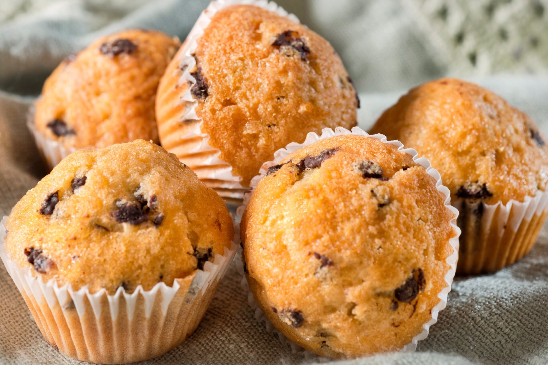 Маффин что это за выпечка. Творожные маффины с цукатами. Кекс печенье. Кекс с шоколадом. Маффины в бумажных формочках.