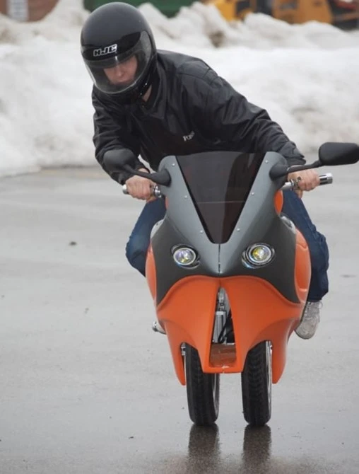 The Uno transforms from a unicycle to a motorcycle