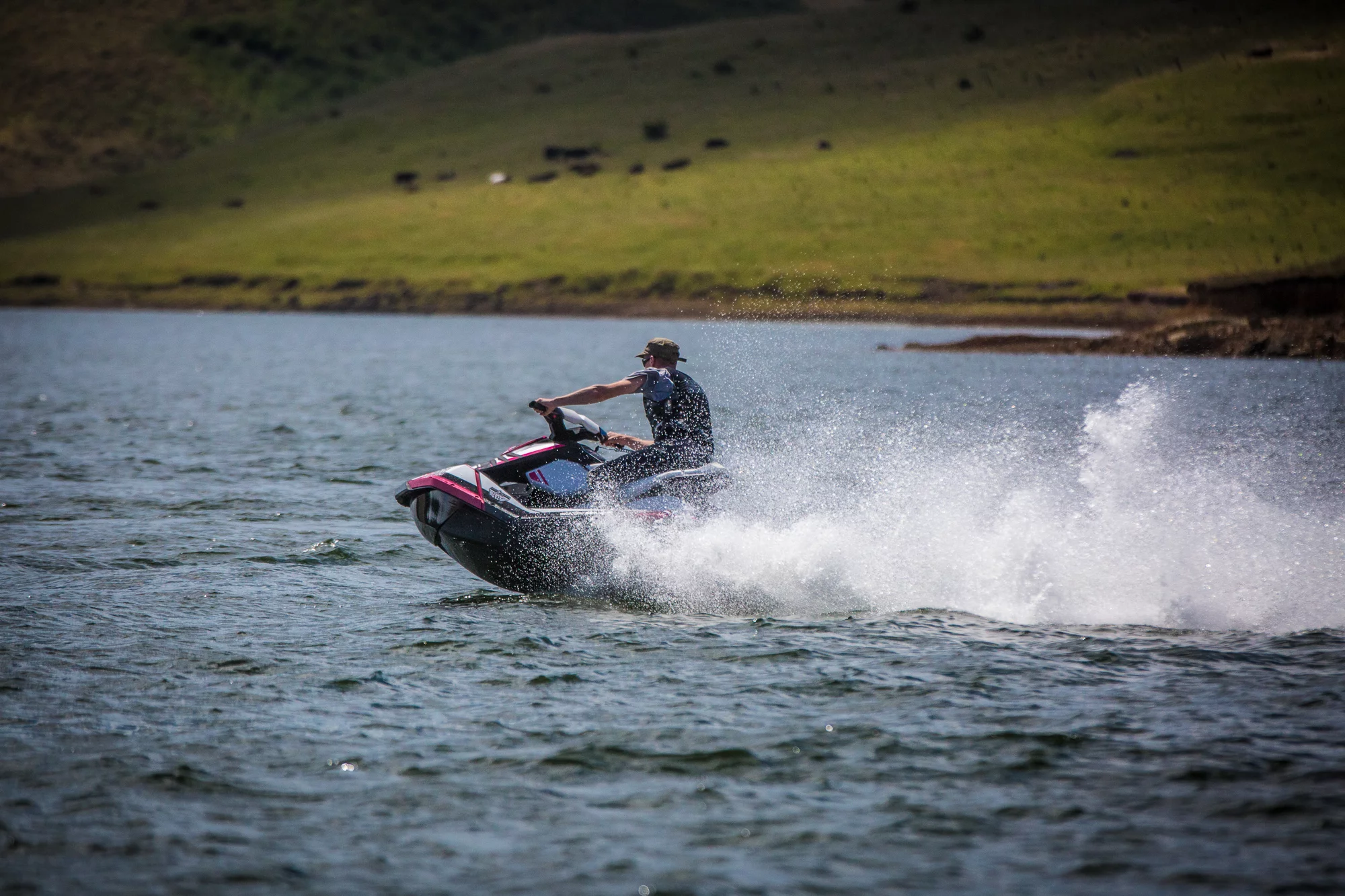Gizmag editor Noel McKeegan throws the Sea-Doo Spark around (Photo: Loz Blain/Gizmag.com)