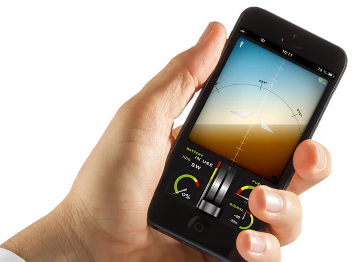 The SmartPlane app displays an artificial horizon