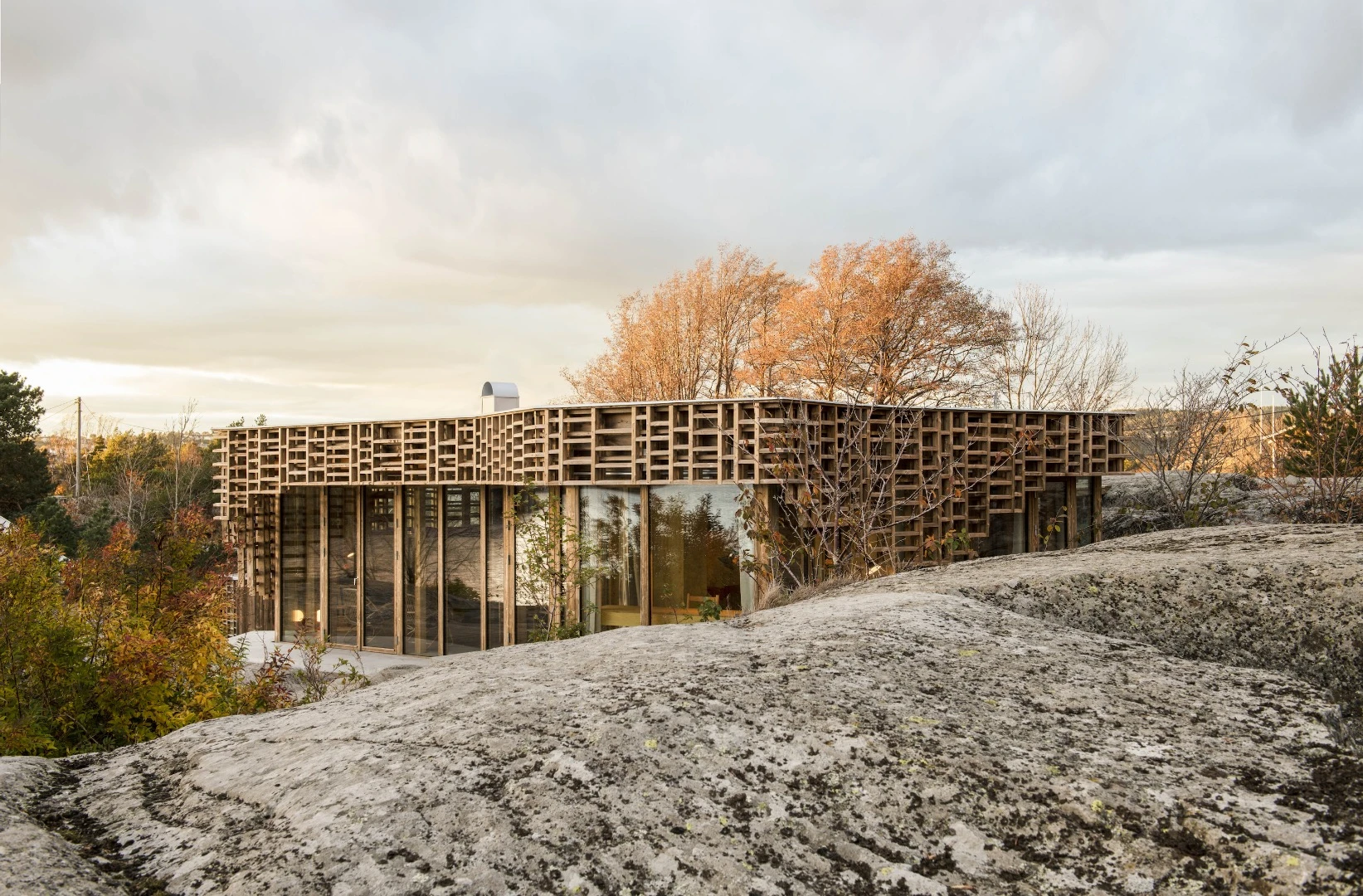 During the design process, the coastal site was carefully studied by Atelier Oslo to ensure the home would fit snugly into the landscape
