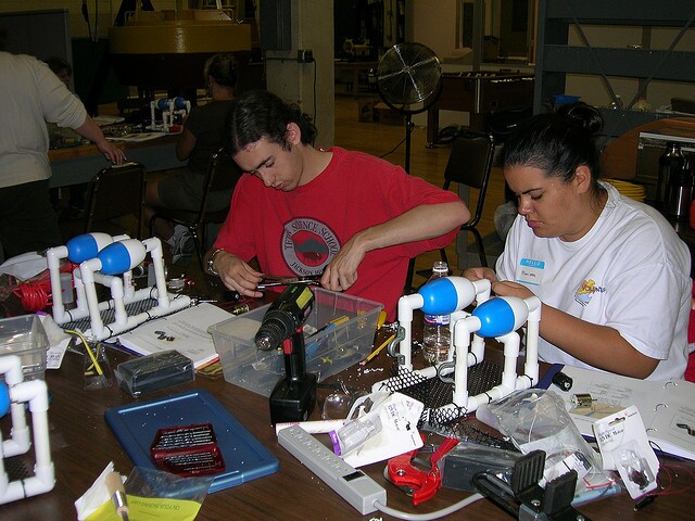 Students building ROVs at an MIT Sea Perch program workshop (Photo: MIT Sea Grant)