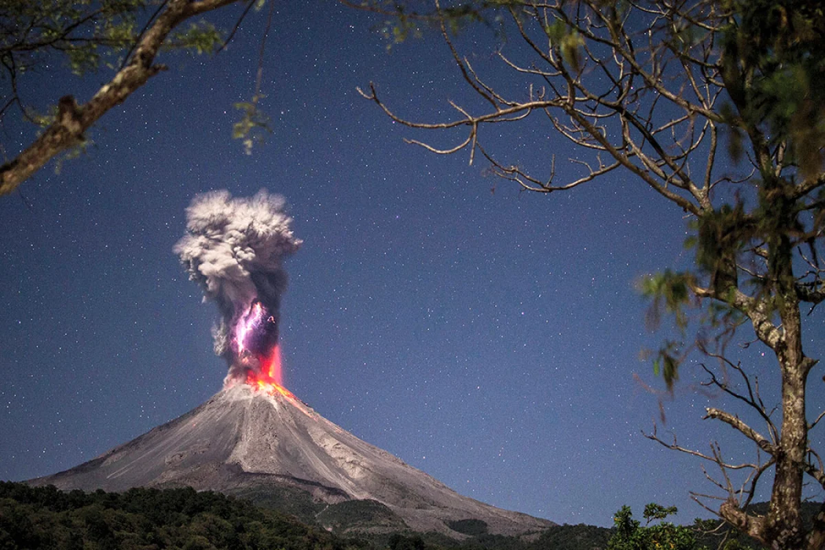 The Colima volcano erupting at night, a winning photograph in the Landscape Category