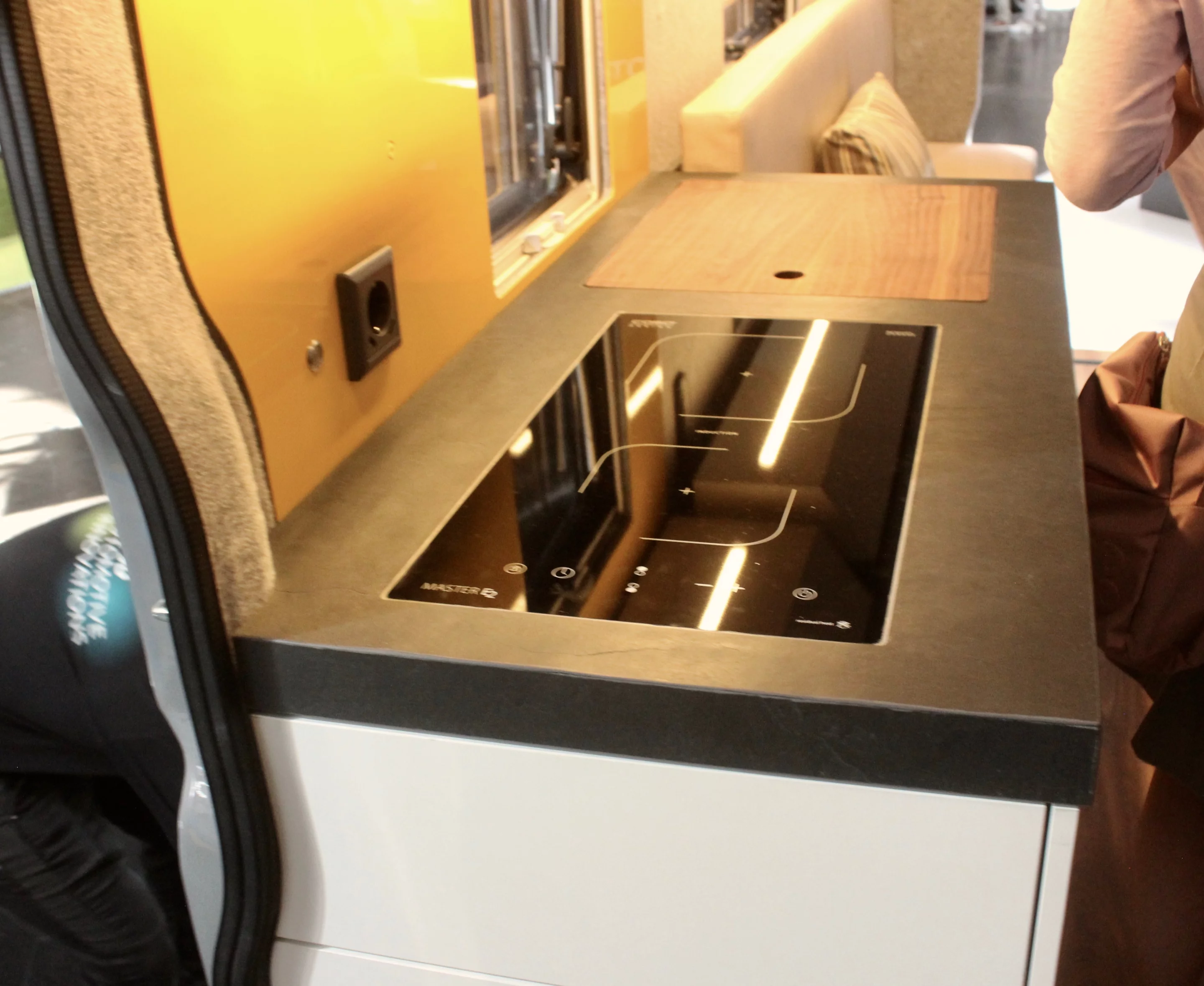 NEXSD One kitchen block with dual-place induction cooktop