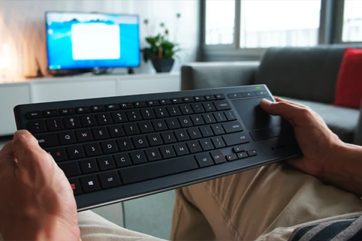 Gizmag reviews the latest Logitech illuminated Living Room Keyboard K830