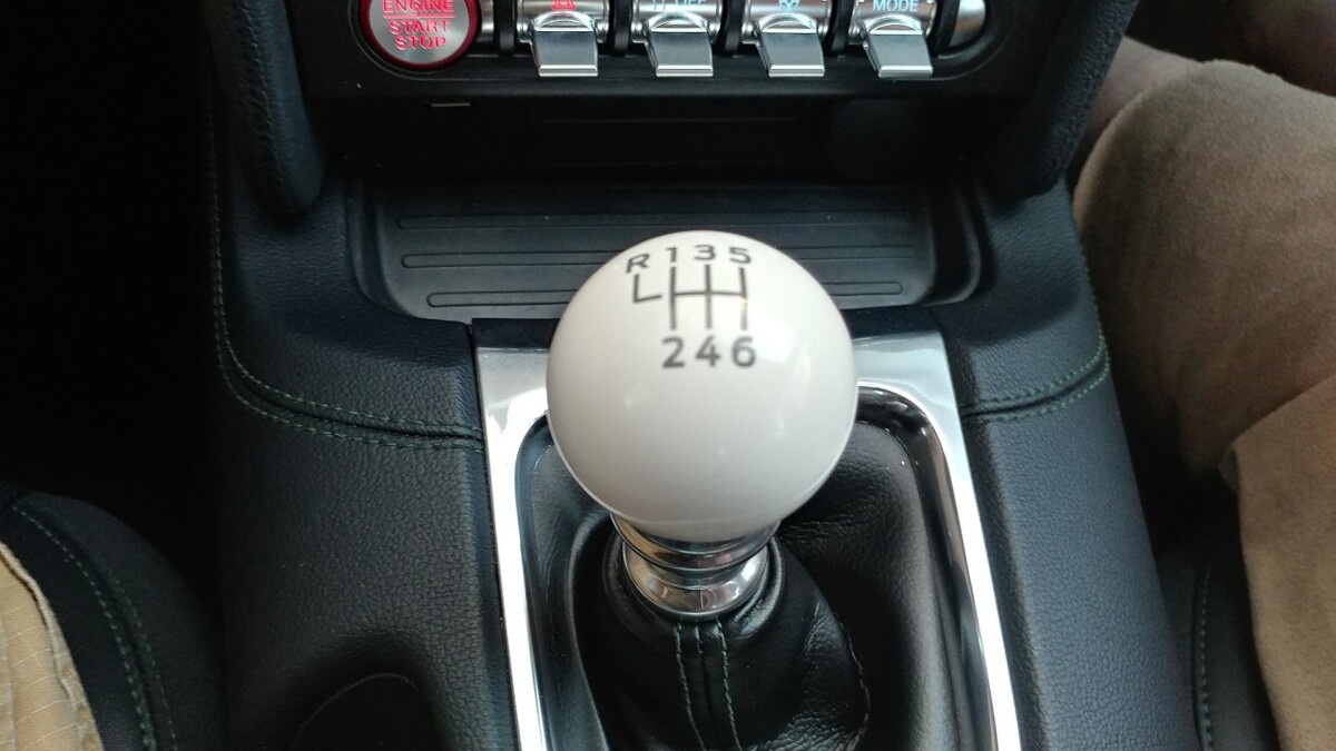 The cue ball shifter is awesome. Top right is a toggle switch that changes drive modes.