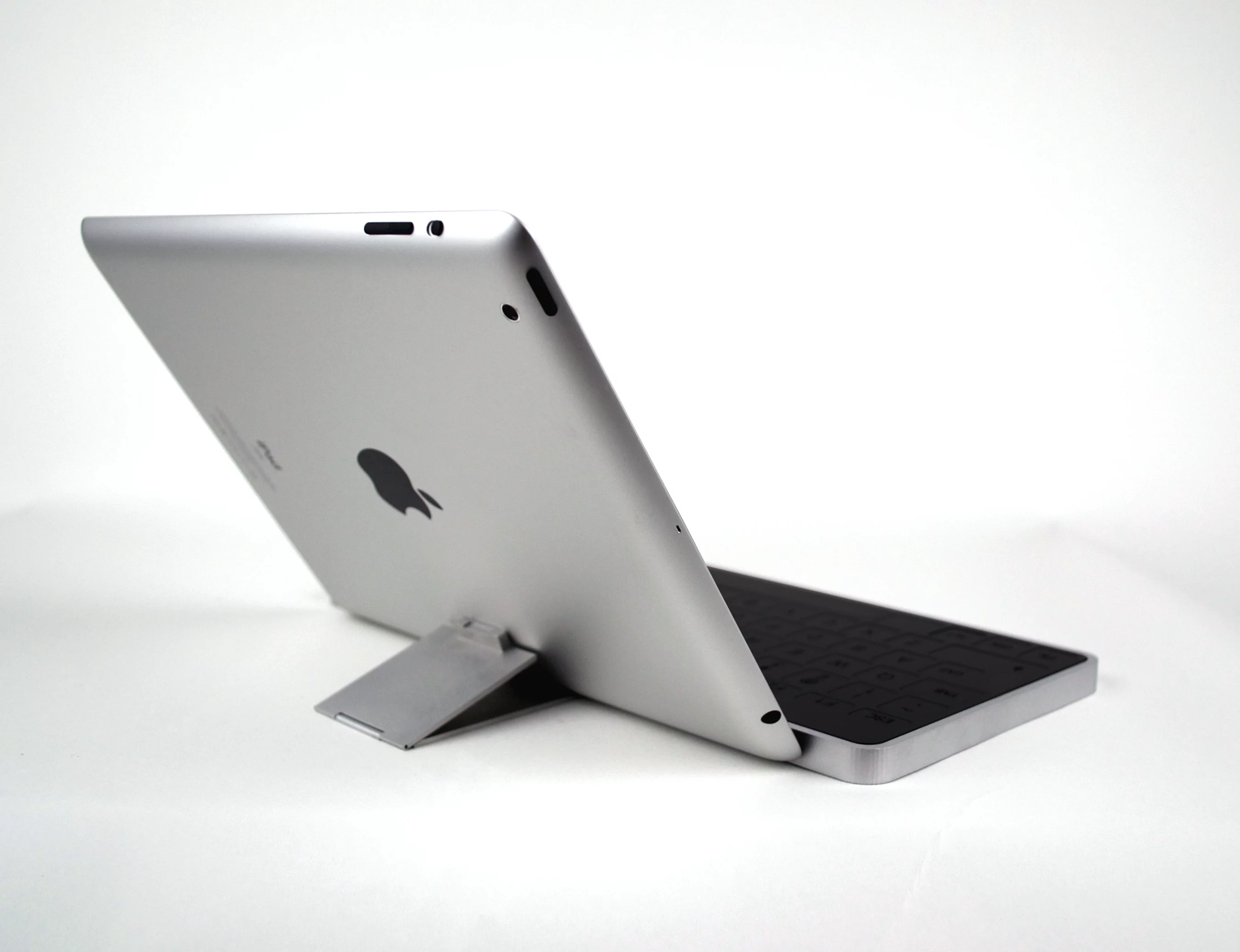 The built-in kickstand can be used to prop up the paired smartphone or tablet for a 20 or 30 degree viewing angle