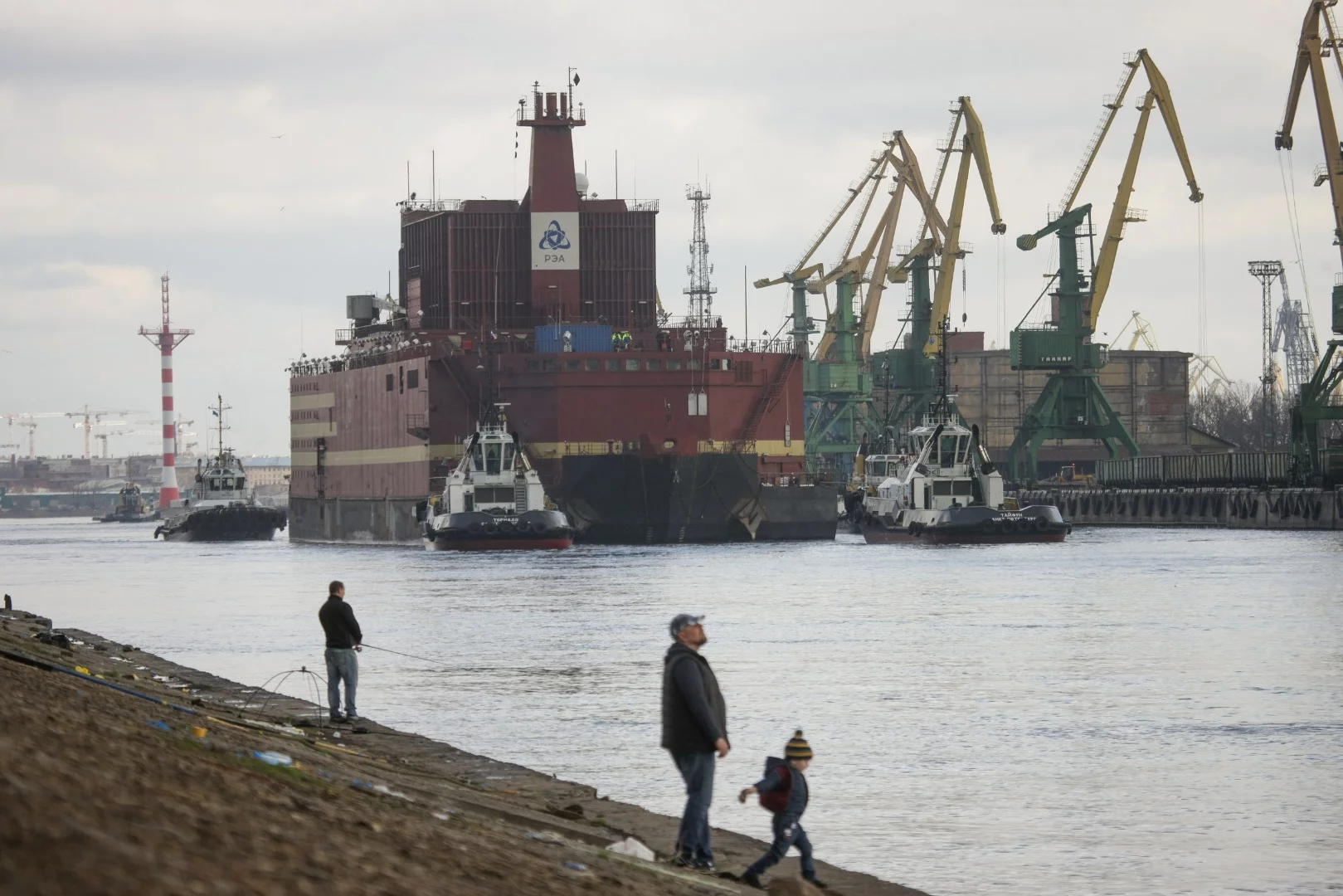 The “Akademik Lomonosov” leaves St. Petersburg under tow