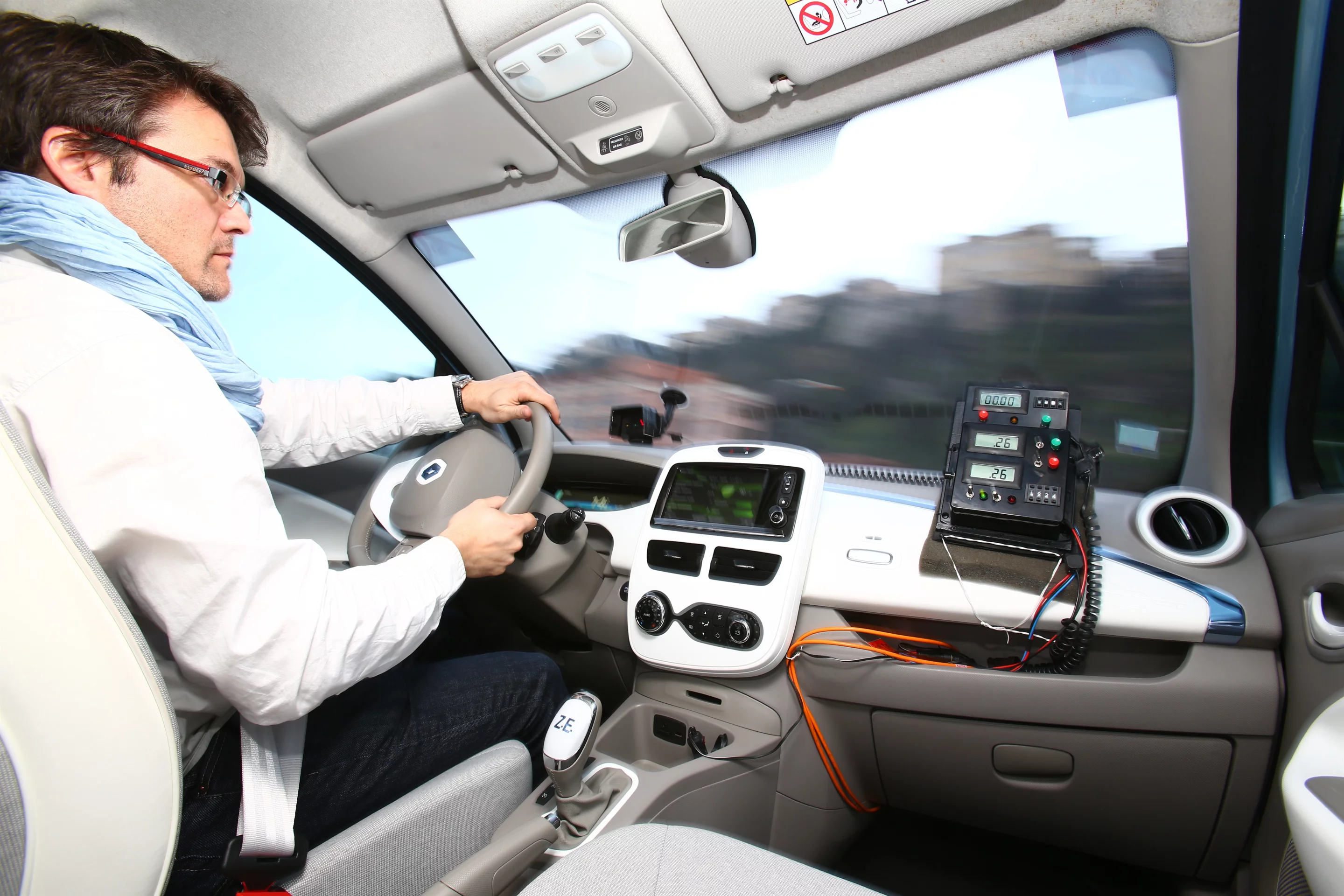 Renault’s all-electric ZOE features a 22 kWh lithium-ion battery that provides power to an electric motor capable of delivering 220 Nm (162 lb.ft) of torque and 65 kW (87 bhp) to the front wheels