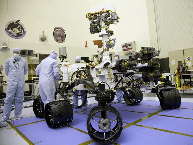 Technicians practice Curiosity deployment(Image: NASA)