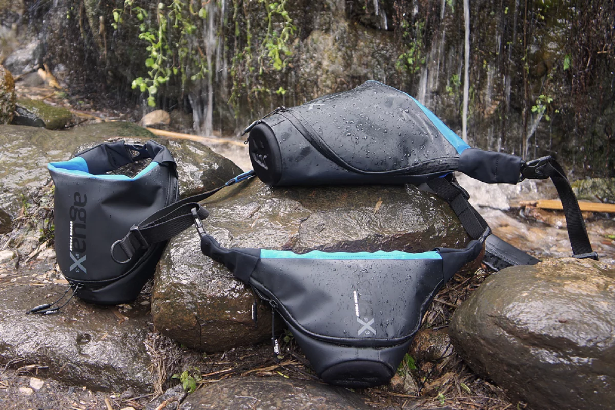 The Agua's waterproof tarpaulin outer and a padded inner layer of Neoprene and Lycra offers water resistance along with protection against impact, while at the front of the carrier there's a rigid padded lens protector