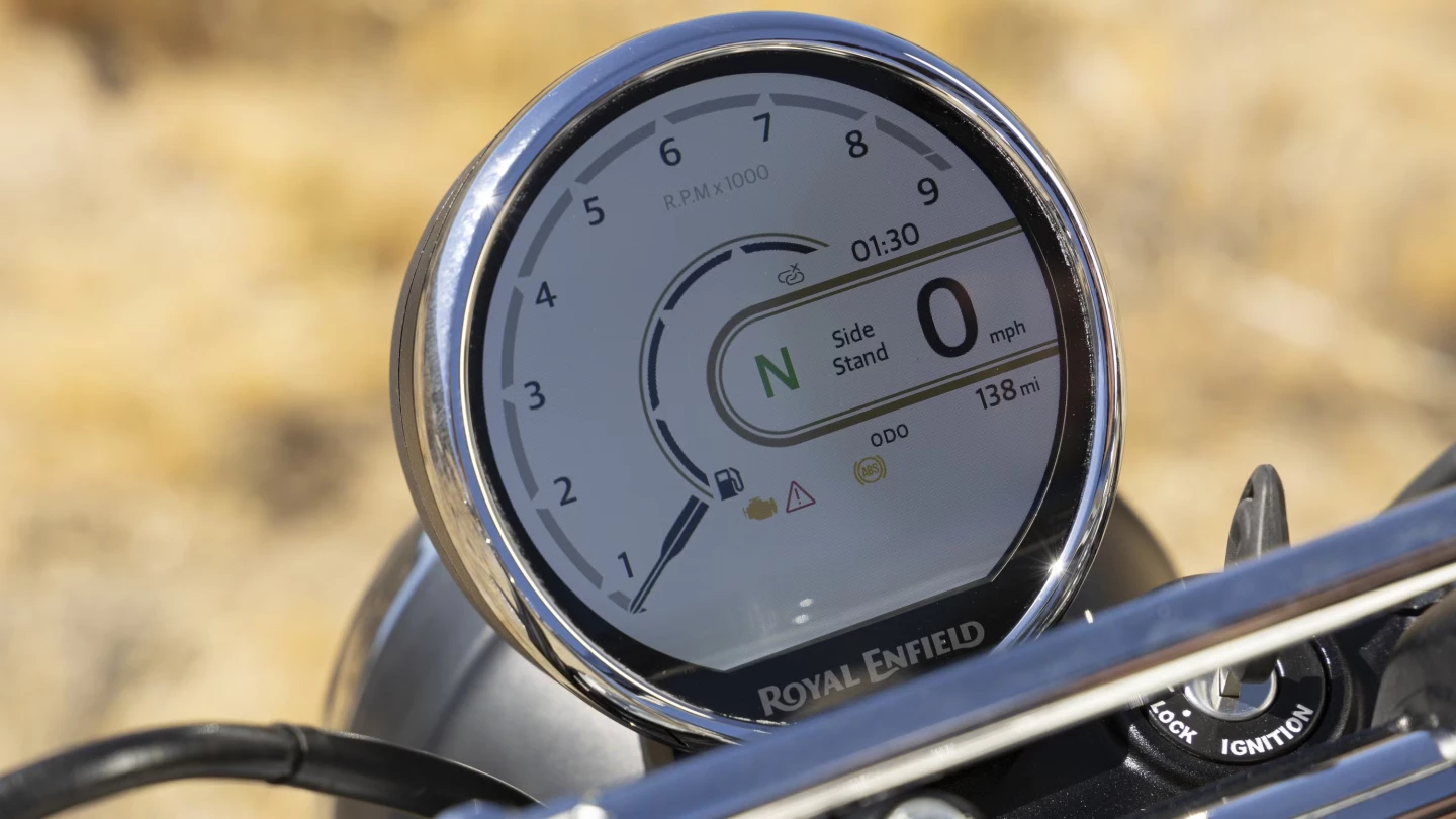 Fully-digital instrument cluster on the Bear 650