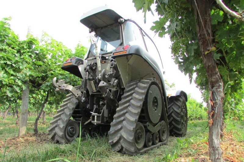 Ferrari Sky Jump V95 Dualsteer tractor: thick rubber tracks at the rear boost traction and reduce ground compaction