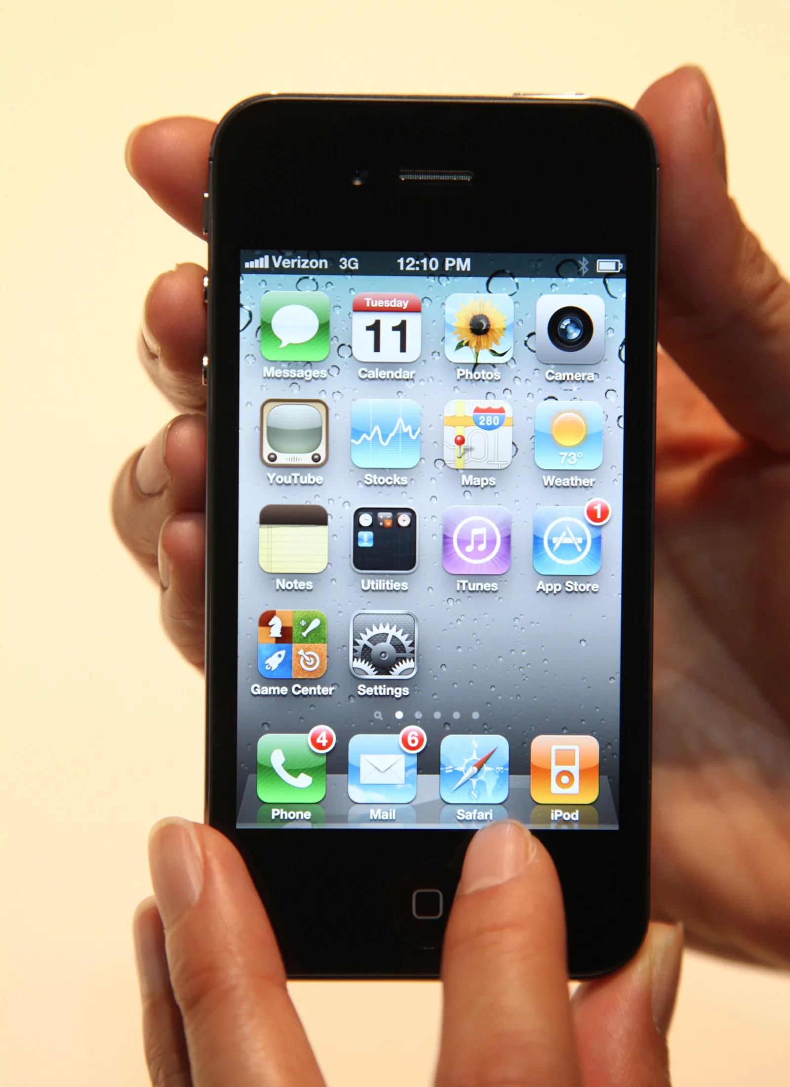 Apple and Verizon Wireless have announced the the iPhone 4 will now be available on Verizon