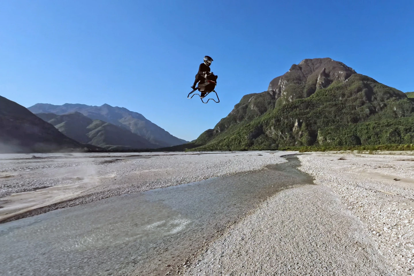 The Airbike's "thrustprint" is pretty focused, even from ~15 ft (4.5 m) in the air