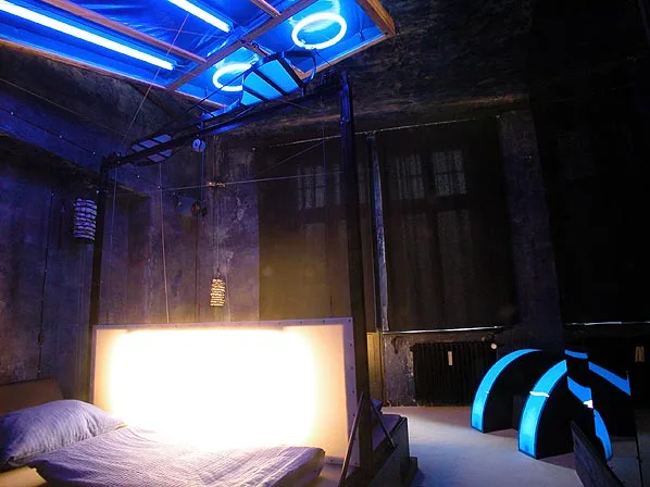 The "blade" mechanism splits the bed into two singles