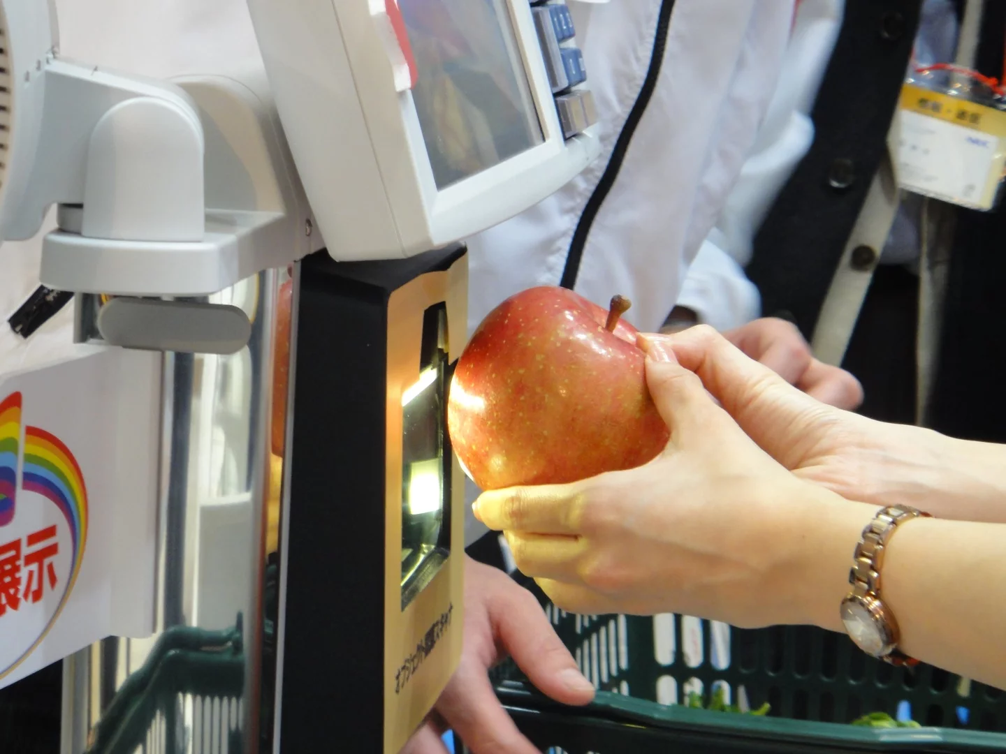 Toshiba Tec's new supermarket scanner is able to identify grocery items based on their appearance, not barcodes (Photo: DigInfo)