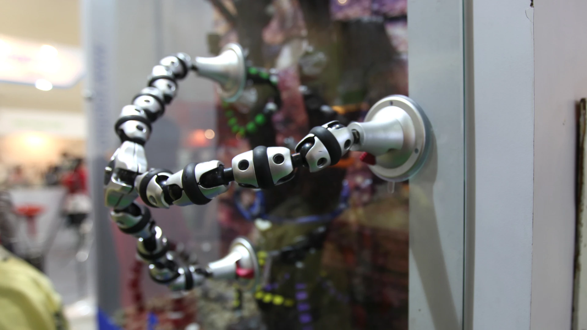 The Fotopro RM-110 with its suction feet