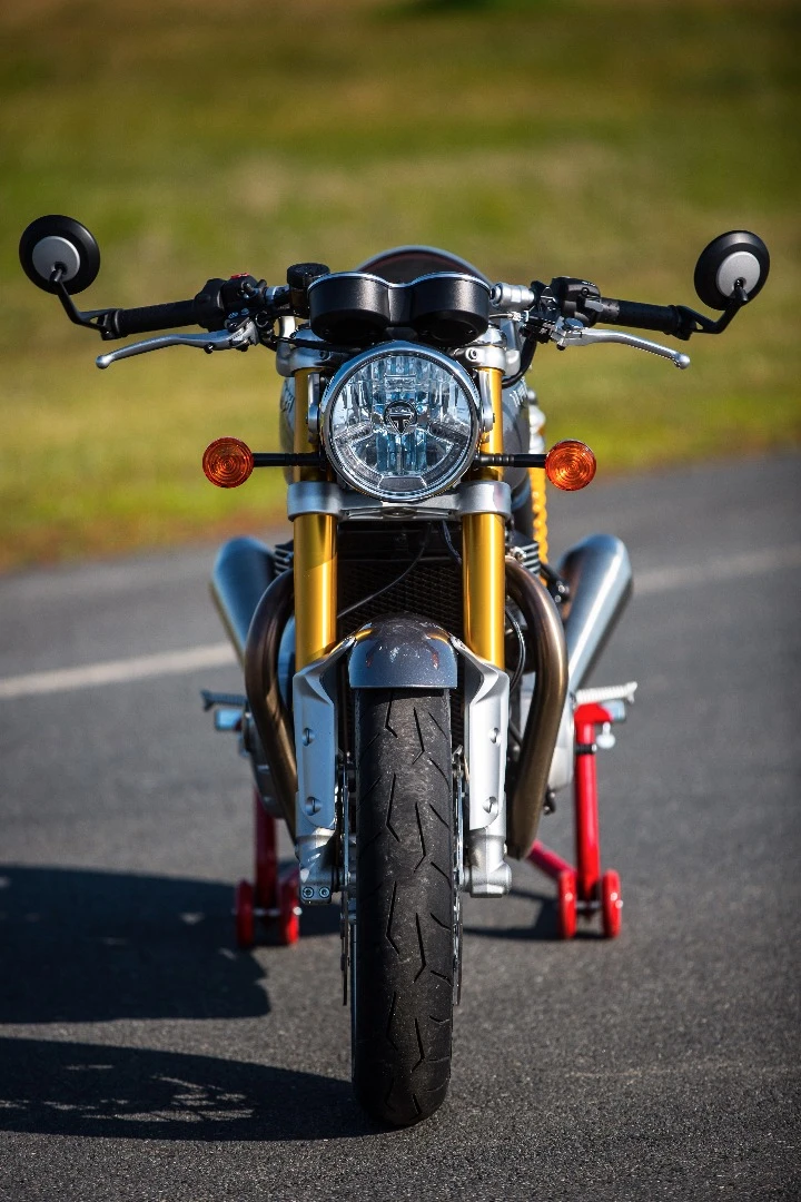 Triumph Thruxton R: round headlight and bar end mirrors
