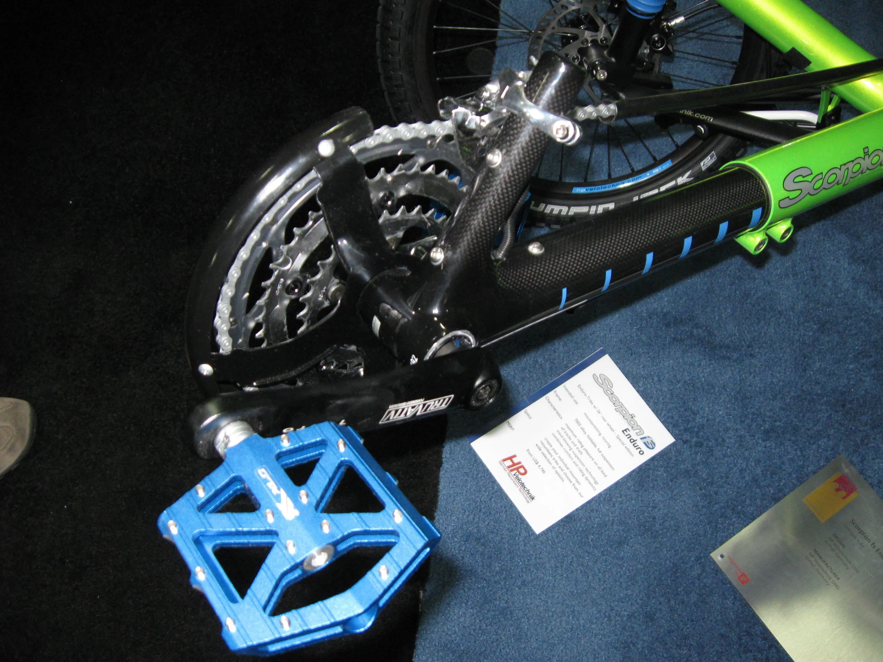 A combination of a Shimano 9-speed chaindrive and a 3-speed SRAM Dual Drive hub puts 27 gears at the rider's disposal
