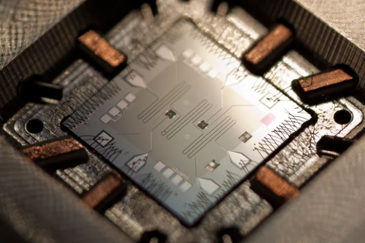 The UCSB von Neumann quantum computer. The small black squares are the superconducting qubits, and the meandering lines are the memory resonators. (Photo: Erik Lucero)