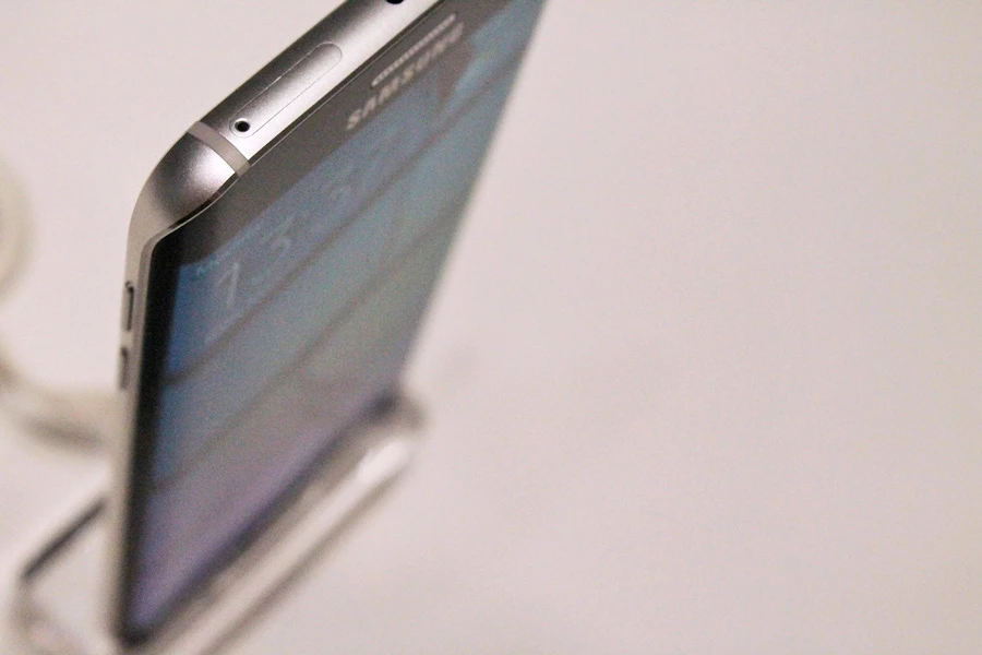 Galaxy S6 edge (Photo: Stu Robarts/Gizmag.com)