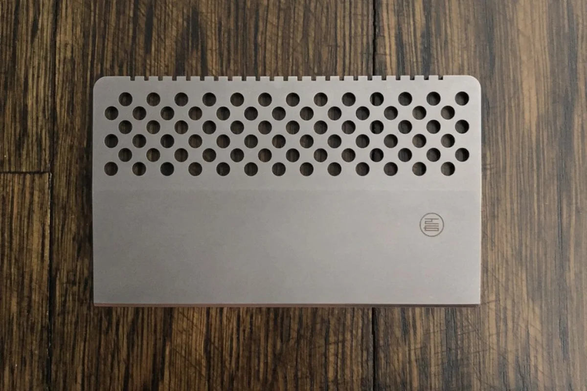 The Lynx knife has dimensions of 88 x 50 mm (3.4 x 2 in), with a thickness of 2 mm (0.08 in)
