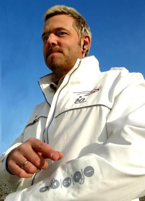 The concept high-tech jacket with its special "inner qualities" is being auctioned for a worthy cause (up-to-date information can be found at www.GPSoverIP.de).