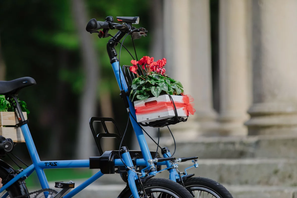 The Tris Bike features front, central and rear cargo racks