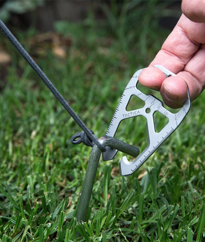 A rope cutter, rope tensioner and a tent peg puller all work with designated finger pulls at the top end of the tool for ease of use