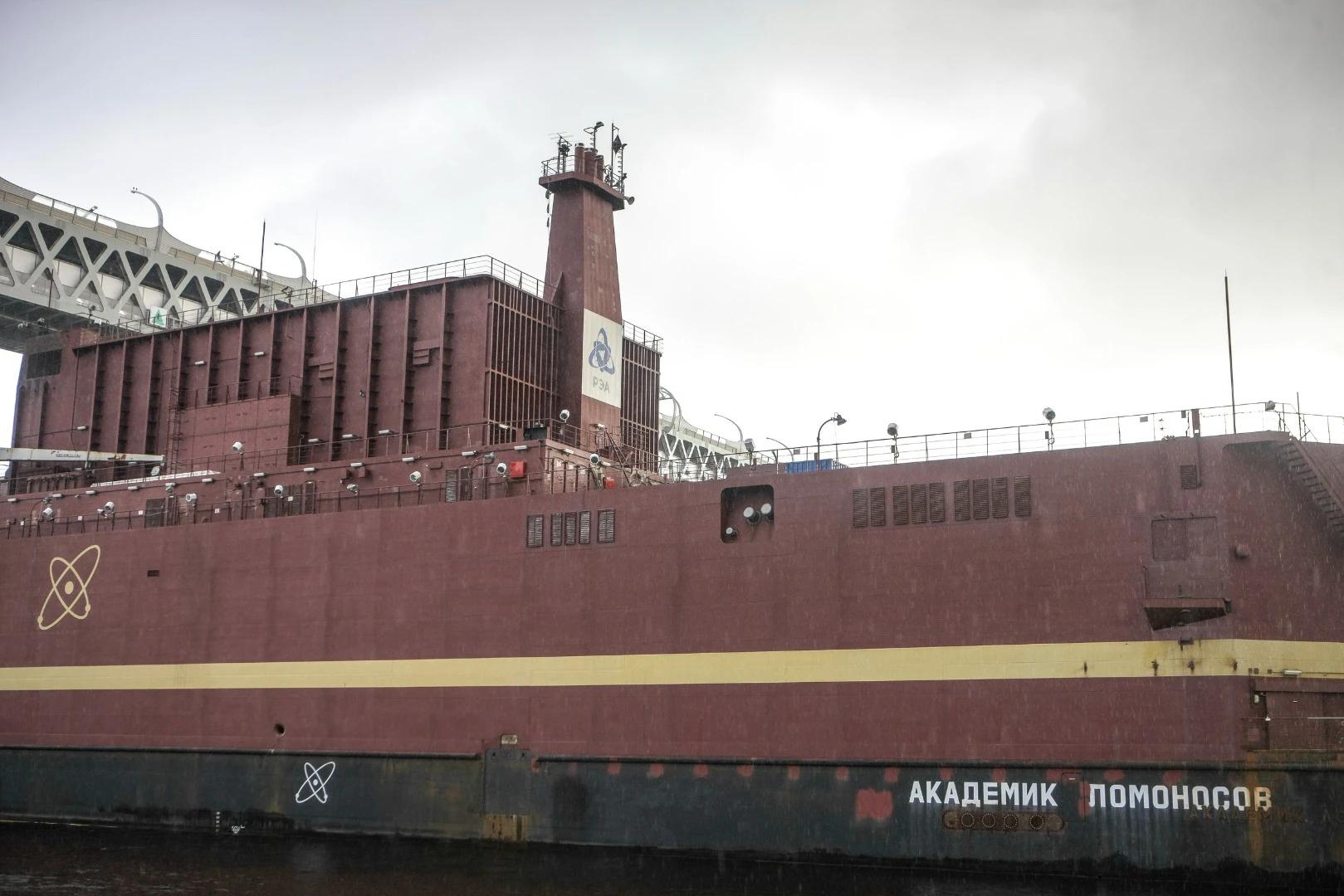 The “Akademik Lomonosov” leaves St. Petersburg under tow