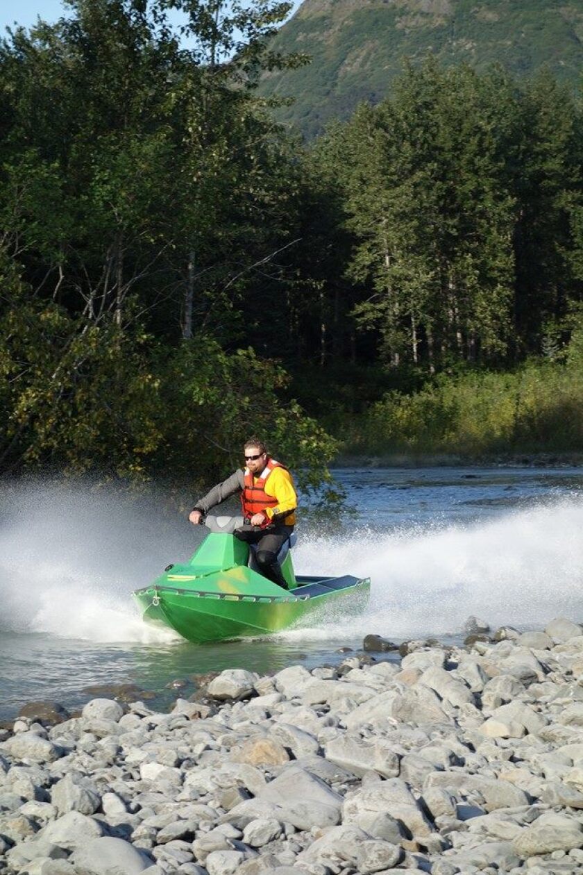 It has a very stable almost-flat bottom, drawing 6 inches (15 cm) of water when idling and 2 to 3 when moving – depending on the speed and payload