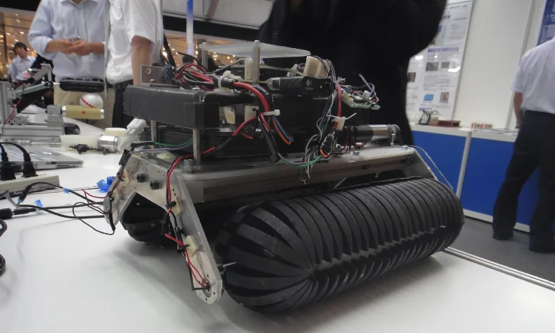 A Japanese team has developed the Omni-Crawler, a crawler-type vehicle that can move in all directions (Image: DigInfo)